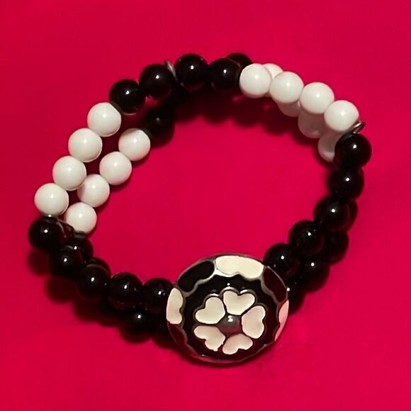 Jewelry - Vintage black and white double strand stretchy bead bracelet with 1” flower